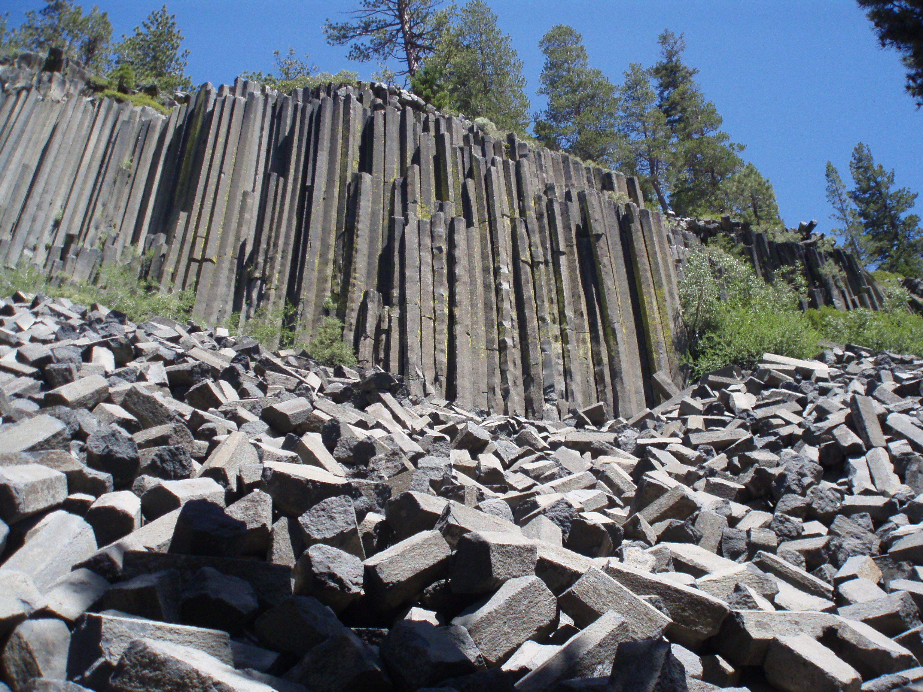 Горное образование. Devils Postpile National Monument. Дьявольские столбы. Дьявольские столбы в Калифорнии. Сатанинские столбы.