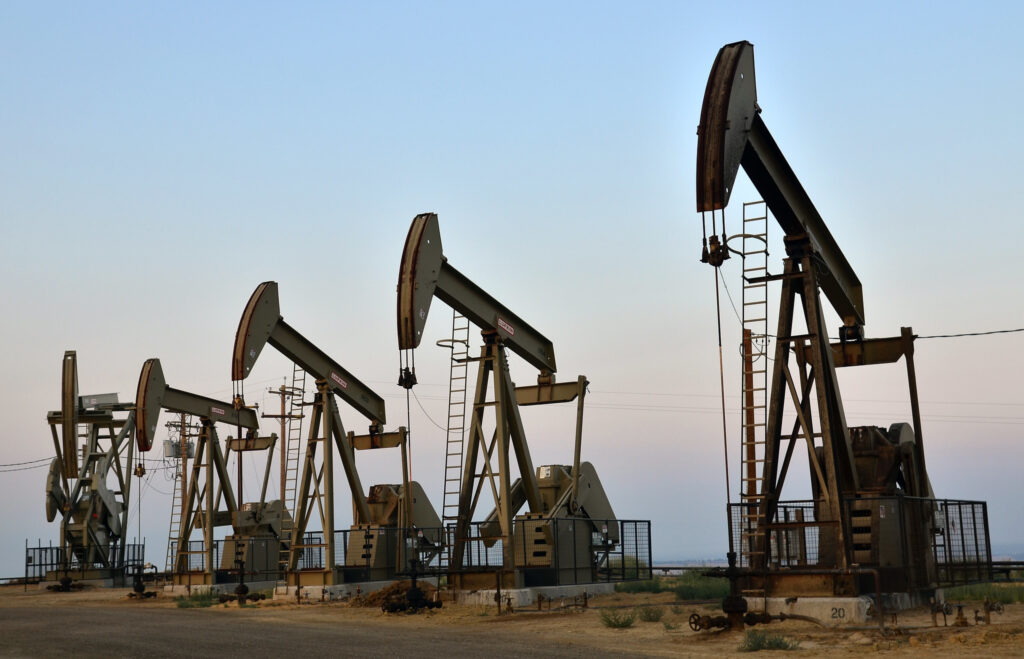 Oil derrick in Bakersfield, California. Credit: BLM.