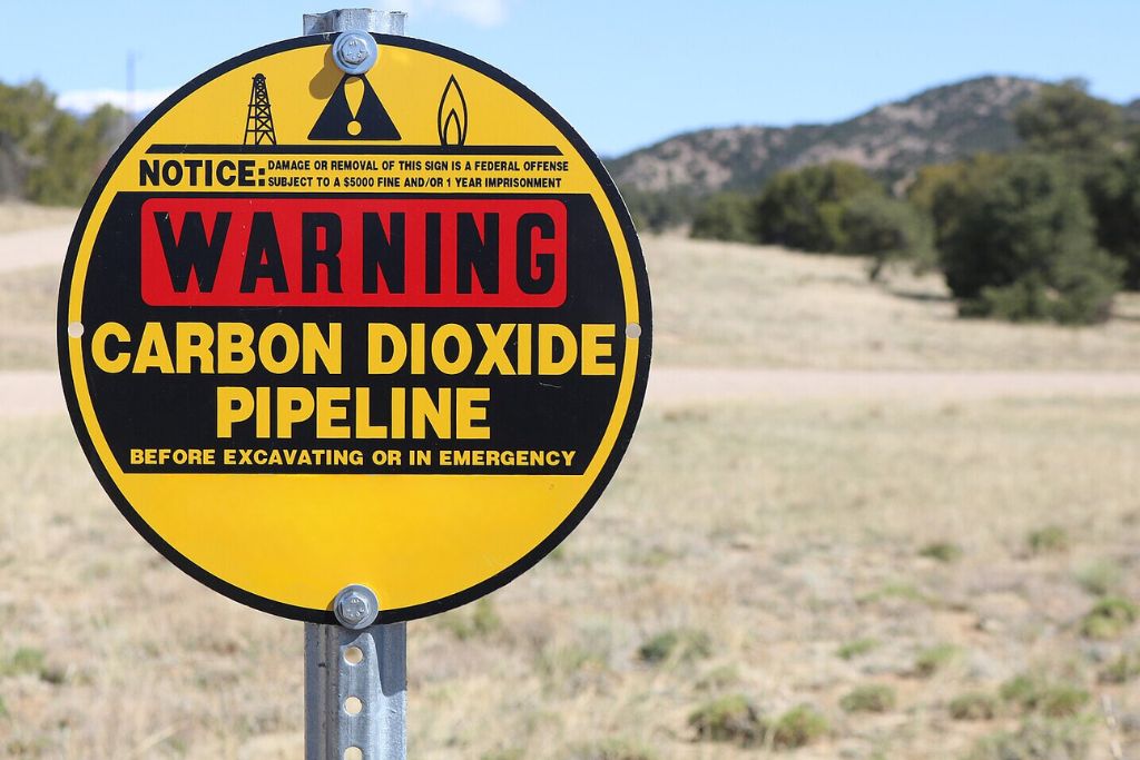 A sign warning of a CO2 pipeline. Photo by Jeffre Beall (CC BY-SA 4.0)